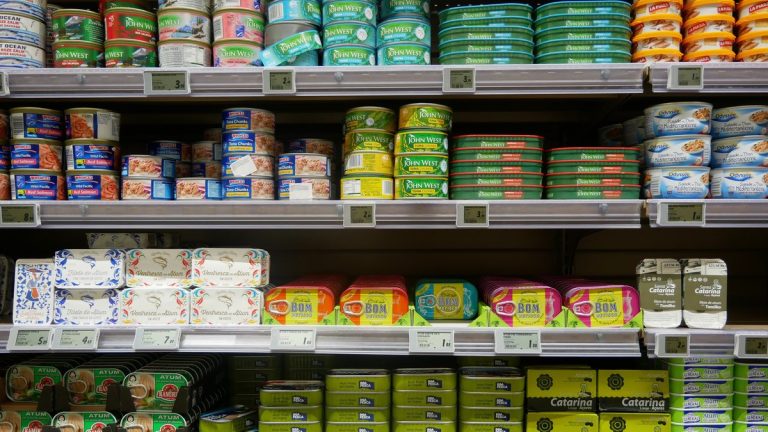 Petit Navire offre des tests en laboratoire pour les boîtes de thon potentiellement contaminées au mercure