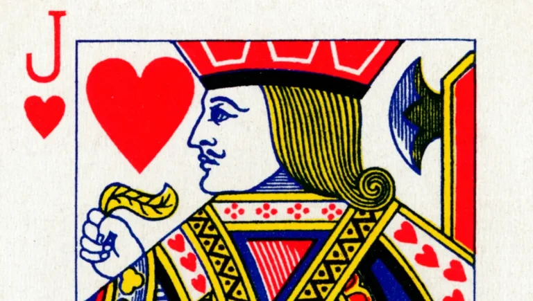 Jouer aux cartes avec les membres du club de la mairie : l'activité de Monique à Maligny