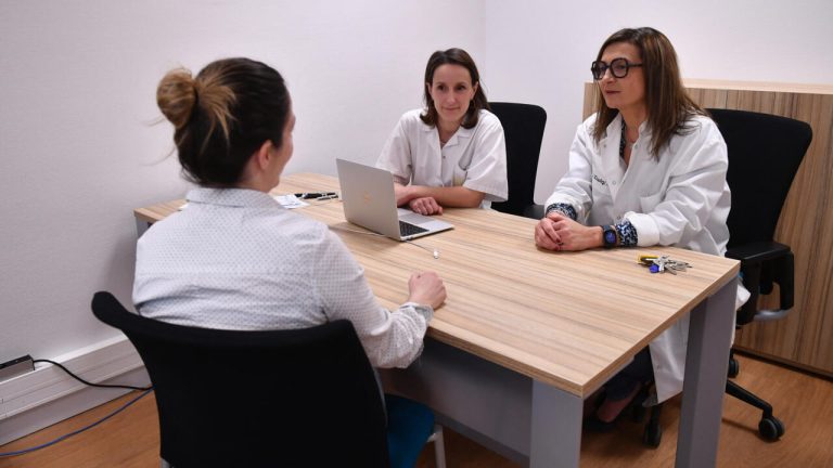 Endométriose en France : le défi quotidien d'allier études, travail et maladie pour des milliers de femmes