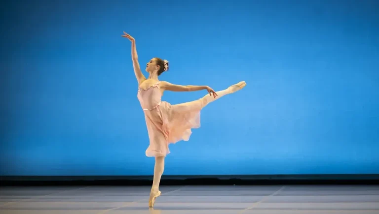 Les étoiles montantes de l’Opéra de Paris en tournée : émerveillement des jeunes spectatrices