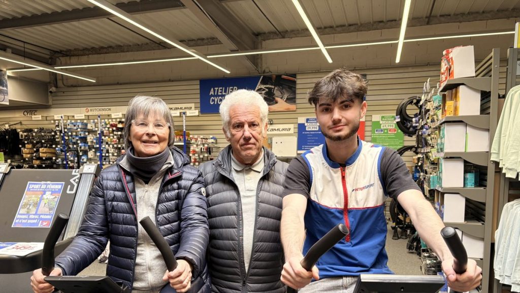 Catherine Sauer présente son action pour sensibiliser au don d'organes dans un magasin de sport