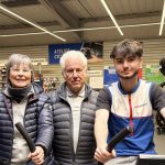 Catherine Sauer présente son action pour sensibiliser au don d'organes dans un magasin de sport