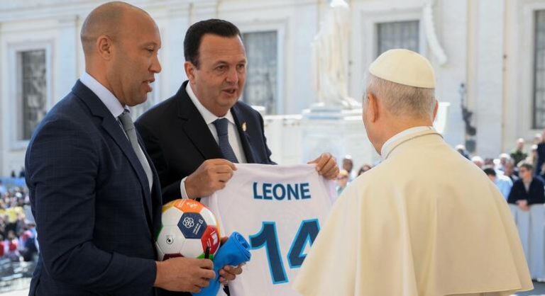 Le football et le développement durable : Mikaël Silvestre s'exprime au Vatican