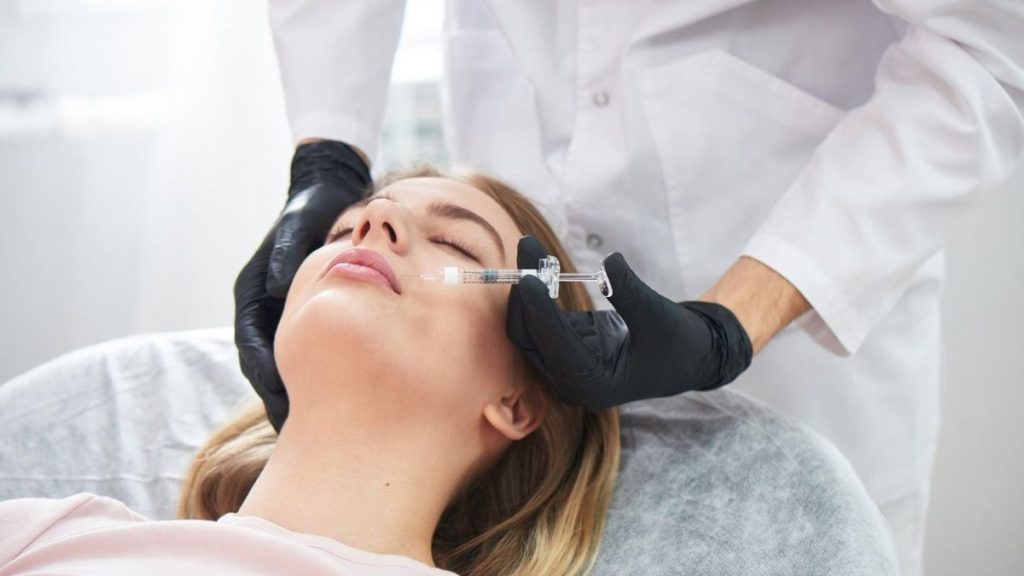 Une influenceuse mise en examen après la mort d'une cliente suite à une injection d'acide hyaluronique