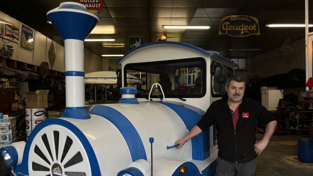 Depuis 26 ans, il répare le petit train de cette commune touristique dans son garage