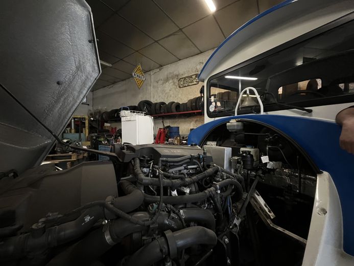 Sous le capot, un châssis Land Rover et un moteur de 6 à 8 litres aux 100 kilomètres