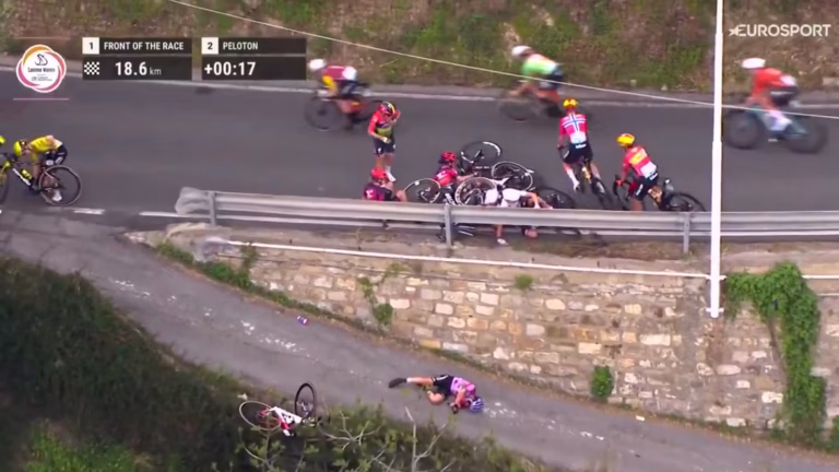 Une cycliste se fracture cinq côtes après un vol plané lors d'une course