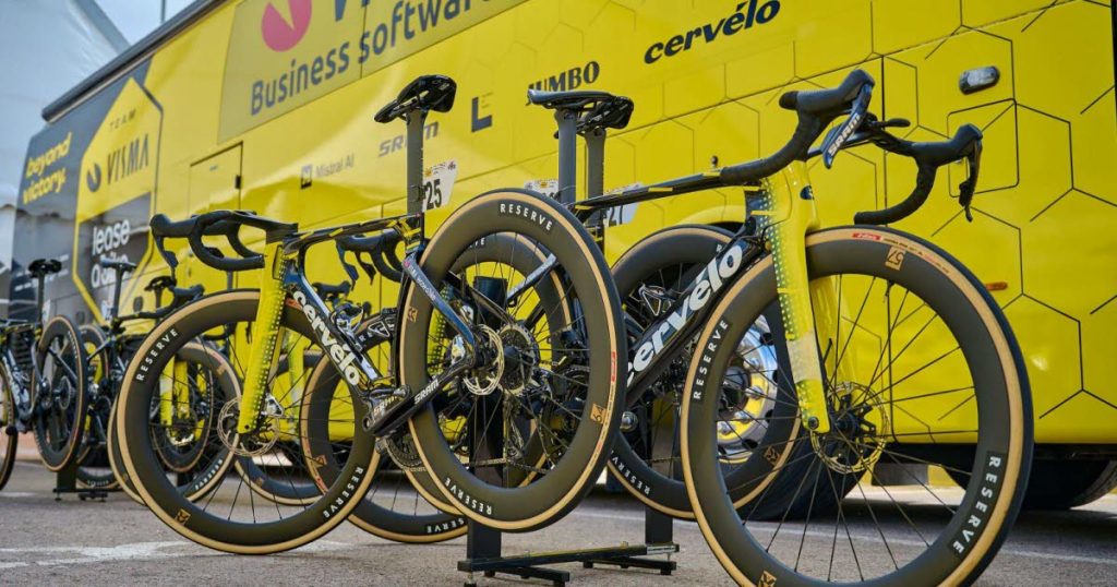 Cyclisme : Visma victime d'une tentative de vol de vélo pendant la course, un homme sur le toit d'une voiture.