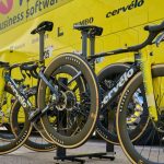 Cyclisme : Visma victime d'une tentative de vol de vélo pendant la course, un homme sur le toit d'une voiture.