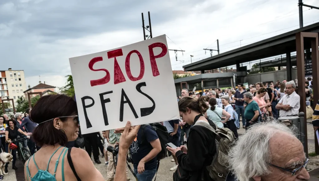 Restrictions des PFAS en Europe : enjeux autour des polluants éternels