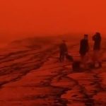 VIDÉO : Ciel rouge sang après le passage d’un cyclone, des images saisissantes