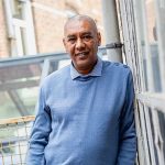 Nicolas, 44 ans, vit avec une schizophr&eacute;nie. Il est aujourd'hui m&eacute;diateur de sant&eacute; pair et travaille avec son &eacute;quipe sur des sc&eacute;narios de d&eacute;voilement