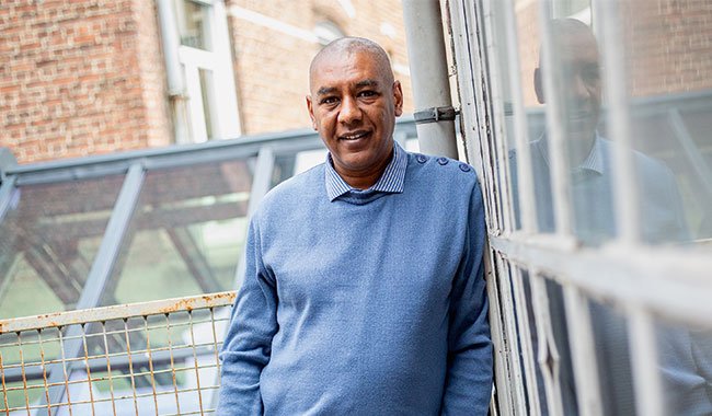 Nicolas, 44 ans, vit avec une schizophr&eacute;nie. Il est aujourd'hui m&eacute;diateur de sant&eacute; pair et travaille avec son &eacute;quipe sur des sc&eacute;narios de d&eacute;voilement