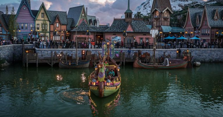 EN IMAGES - Le village de 'La Reine des Neiges' : nouvelle attraction à Disneyland Paris