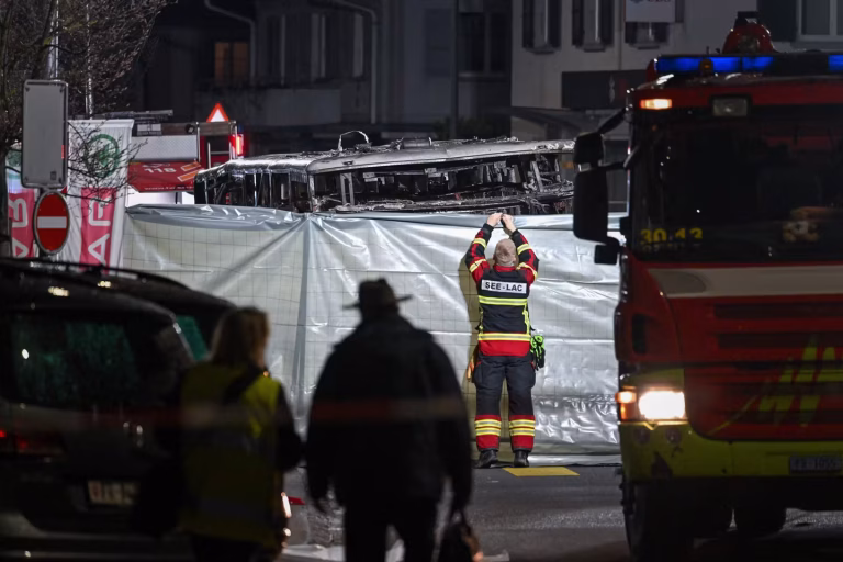 Un homme marginal s'immole et déclenche un incendie meurtrier dans un autocar en Suisse