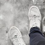 Deux jeunes randonneurs piégés dans une tempête de neige en montagne avec des baskets.