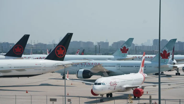 Le PDG d'Air Canada démissionne après un message de condoléances en anglais seulement
