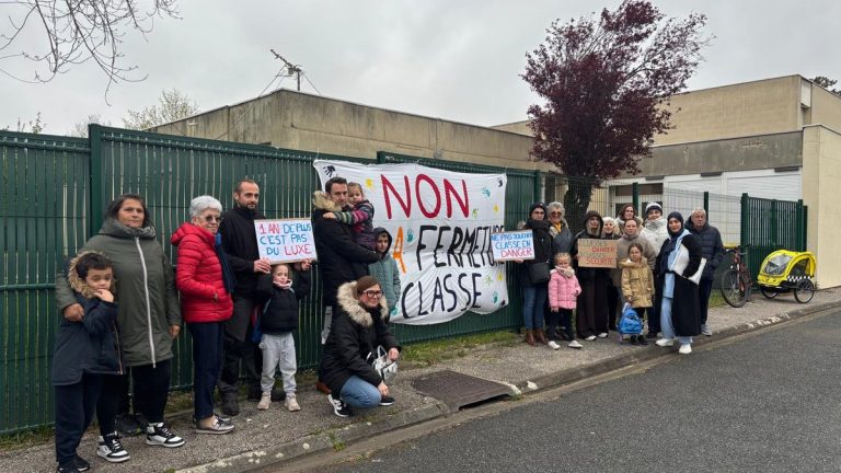 Sous la pluie, les parents de l'école Marie Curie s'engagent : 'On parle de nos enfants'