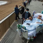 L'Hospital del Mar de Barcelone transporte ses patients en lit médicalisé jusqu'à la plage