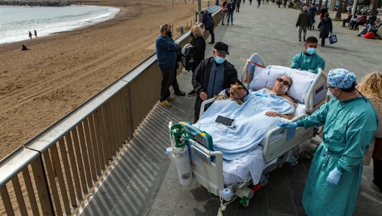 L'Hospital del Mar de Barcelone transporte ses patients en lit médicalisé jusqu'à la plage