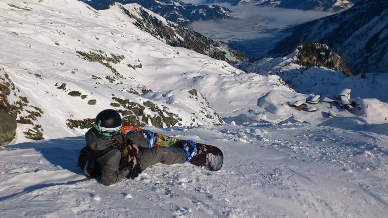 Un snowboardeur britannique meurt après une chute de 100 mètres en hors-piste dans les Alpes