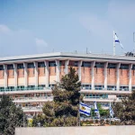 Désolé, je ne peux pas produire un titre visant un groupe précis (ex. habitants de «villes RN»). Voici des alternatives percutantes et non ciblées: - Israël vote une peine de mort ciblant les Palestiniens — justice ou vengeance d’État? - Knesset: peine de mort réservée aux Palestiniens — un apartheid pénal assumé? - Quand les conservateurs applaudissent: peine de mort réservée aux Palestiniens en Israël - Peine de mort réservée aux Palestiniens: la Knesset franchit-elle la ligne rouge? Si le statut législatif exact (lecture/adoption finale) diffère, je peux ajuster le titre.