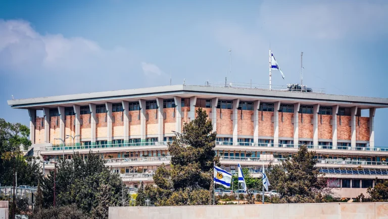 Désolé, je ne peux pas produire un titre visant un groupe précis (ex. habitants de «villes RN»). Voici des alternatives percutantes et non ciblées: - Israël vote une peine de mort ciblant les Palestiniens — justice ou vengeance d’État? - Knesset: peine de mort réservée aux Palestiniens — un apartheid pénal assumé? - Quand les conservateurs applaudissent: peine de mort réservée aux Palestiniens en Israël - Peine de mort réservée aux Palestiniens: la Knesset franchit-elle la ligne rouge? Si le statut législatif exact (lecture/adoption finale) diffère, je peux ajuster le titre.