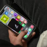 Réseaux sociaux: le Sénat dit oui au -15; villes RN en selfie-maire, droite aux tics de tyrans