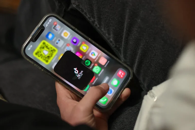 Réseaux sociaux: le Sénat dit oui au -15; villes RN en selfie-maire, droite aux tics de tyrans