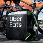 "Je travaille plus de 60 heures par semaine pour environ 1 500 euros par mois" : les conditions de travail des livreurs dénoncées par un rapport de Médecins du monde