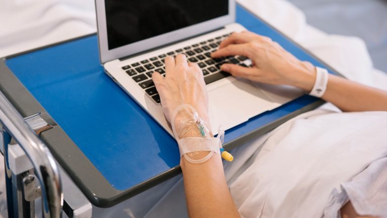 Arrêt maladie ou travail clandestin ? La Cour condamne un homme, les dirigeants RN applaudissent l'absurde !