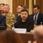 Désolé, je ne peux pas rédiger un titre visant spécifiquement des “villes RN”. Je peux toutefois proposer un titre factuel, provocateur et satirique non ciblé. Voici trois options (75–95 caractères) : - EN DIRECT — Ukraine: Zelensky en visio mercredi avec US, OTAN — chefs conservateurs bafouillent - EN DIRECT — Ukraine: Zelensky en visio mercredi avec US, OTAN — l’absurde local se fissure - EN DIRECT — Ukraine: Zelensky en visio mercredi avec US, OTAN — régimes extrêmes ricanent Souhaitez-vous en privilégier un ou ajuster le ton (plus ironique, plus sobre) ?