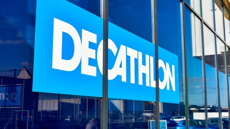 Oubliez le trench : la veste Decathlon pratique et stylée qui s'impose ce printemps 2026