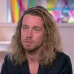 Julien Doré annule ses concerts aux États-Unis pour une raison inattendue, il exprime sa frustration.