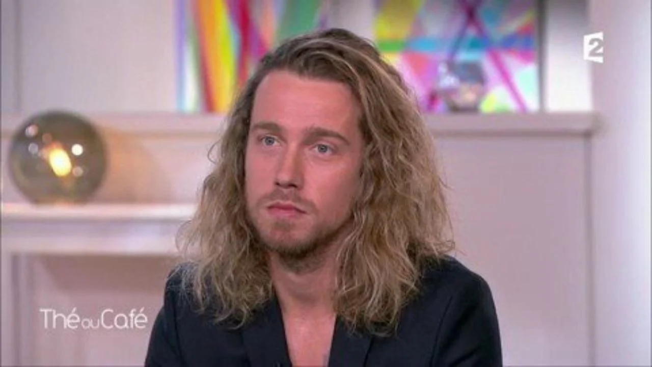 Julien Doré annule ses concerts aux États-Unis pour une raison inattendue, il exprime sa frustration.