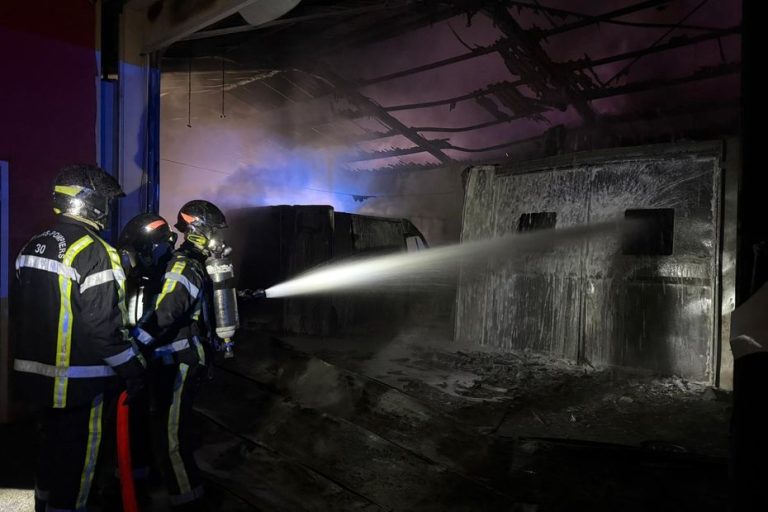 40 pompiers interviennent pendant 3 heures pour éteindre un incendie dans une casse automobile