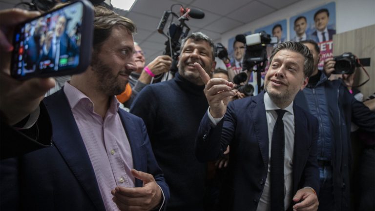 Benoît Payan avec Arnaud Drouot, son directeur de campagne, et Ahmed Heddadi. (Photo : Emilio Guzman)