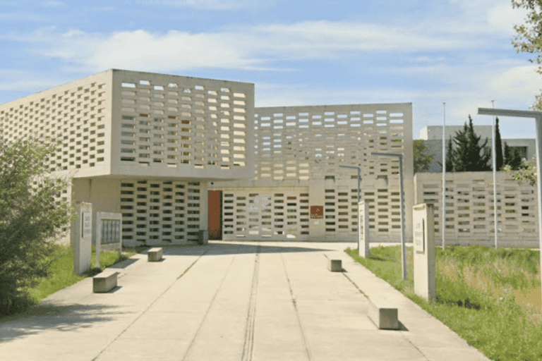 Un élève de 17 ans s'effondre et meurt en cours de sport au lycée, une enquête est ouverte.