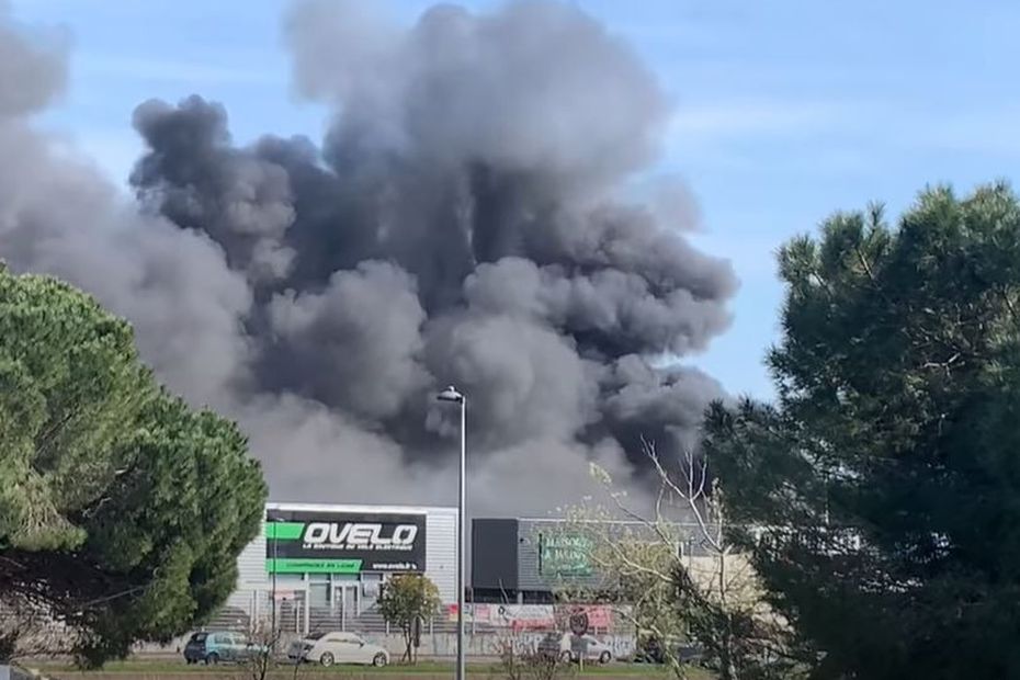 VIDEO. Incendie dans une zone commerciale près de Montpellier, panache de fumée noire visible