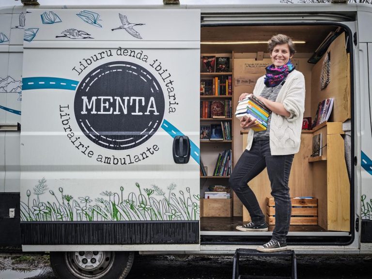 Menta, le camion librairie qui rend visite aux villages du Pays basque intérieur