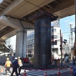 Japon : un mystérieux cylindre géant apparaît en pleine rue et bloque la circulation à Osaka.