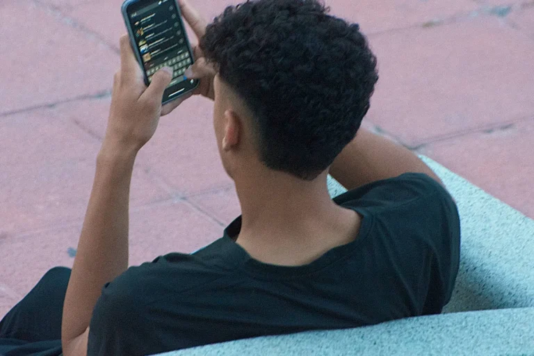 Réseaux sociaux : l'Indonésie interdit l'accès aux utilisateurs de moins de 16 ans