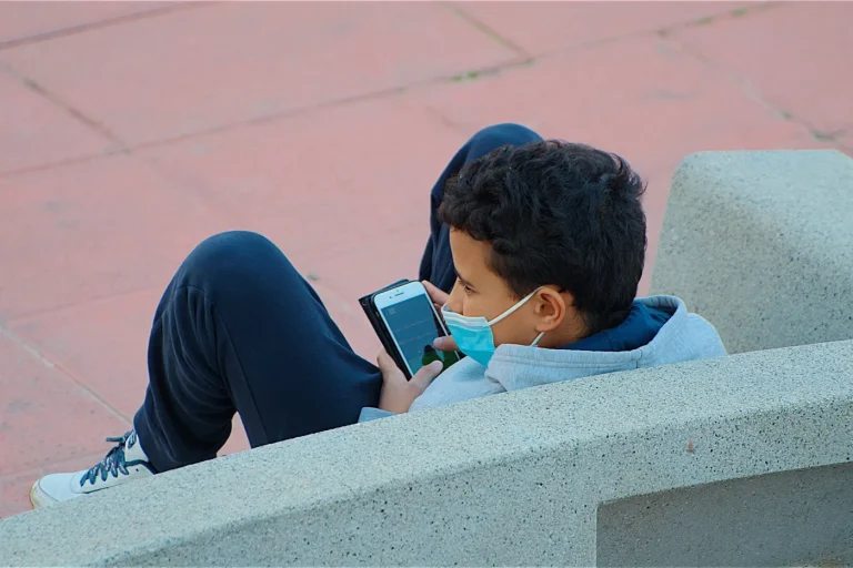 Réseaux sociaux : le Royaume-Uni refuse d'interdire l'accès aux moins de 16 ans