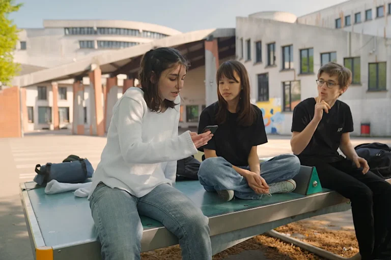 « Détecteurs de mythos : immersion dans le smartphone des collégiens face aux fake news sur France 2 »