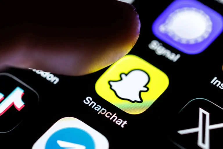 Protection des mineurs : l'Union européenne cible des sites pornographiques et examine Snapchat
