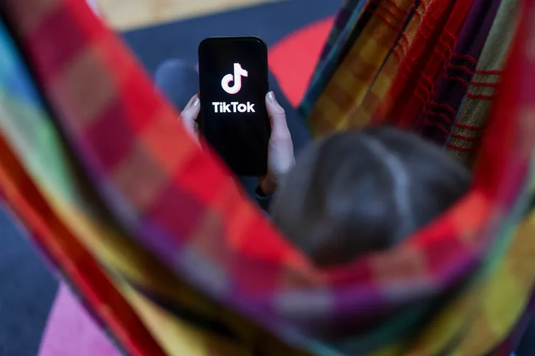 Le ministre de l'Éducation signale TikTok à la justice pour des contenus problématiques