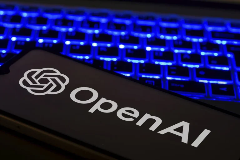 ChatGPT : le report indéfini de l'autorisation des conversations érotiques