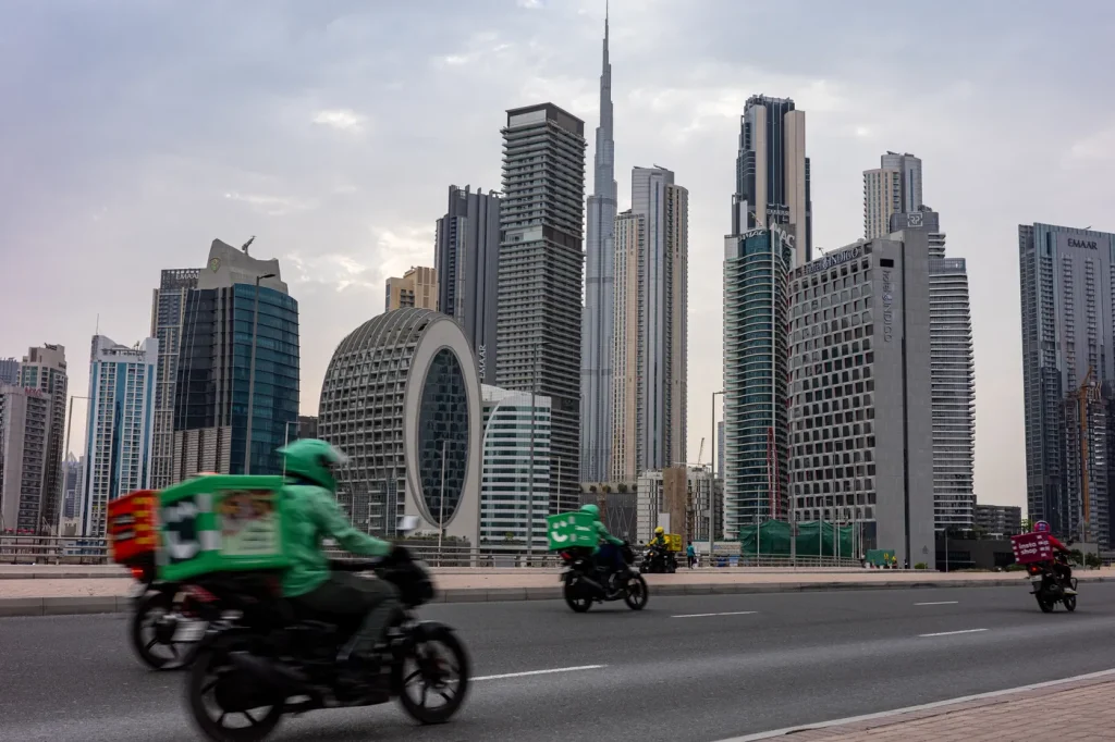 À Dubaï, les travailleurs étrangers attirés par des salaires élevés malgré la guerre