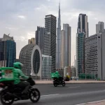 À Dubaï, les travailleurs étrangers attirés par des salaires élevés malgré la guerre