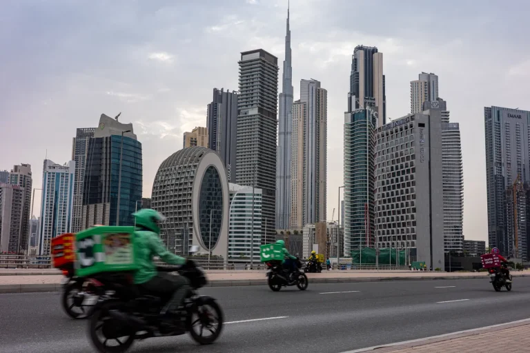 À Dubaï, les travailleurs étrangers attirés par des salaires élevés malgré la guerre